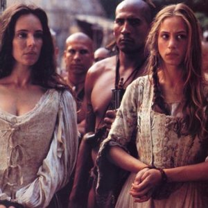 Madeleine Stowe e Jodhi May in una scena del film L'ultimo dei mohicani (1992)