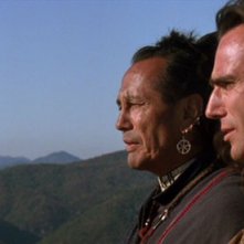 Russell Means e Daniel Day-Lewis in una scena del film L'ultimo dei mohicani (1992)