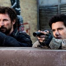 Drew Roy e Noah Wyle in una scena di What Hides Beneath della serie Falling Skies