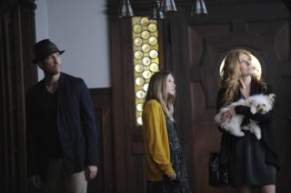 Dylan McDermott, Taissa Farmiga e Connie Britton in una scena del pilot di American Horror Story