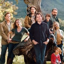 Il cast di We Bought a Zoo: Matt Damon, Thomas Haden Church, Scarlett Johansson, Patrick Fugit, la scimmietta Crystal, Colin Ford, Angus MacFayden, Elle Fanning e Maggie Elizabeth Jones
