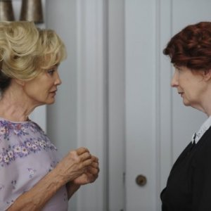 Jessica Lange e Frances Conroy in una scena del pilot di American Horror Story