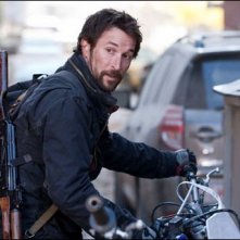 Noah Wyle in una scena di What Hides Beneath della serie Falling Skies