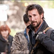 Noah Wyle nell'episodio What Hides Beneath della serie Falling Skies