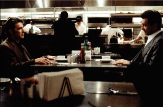 Al Pacino e Robert De Niro in una scena di Heat - La sfida, di Michael Mann