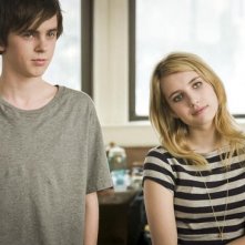 Emma Roberts con Freddie Highmore nel film L'arte di cavarsela (The Art of Getting By)