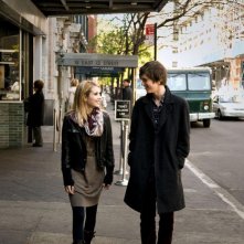 Emma Roberts e Freddie Highmore nel film L'arte di cavarsela (The Art of Getting By)