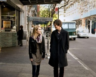 Emma Roberts e Freddie Highmore nel film L'arte di cavarsela (The Art of Getting By)