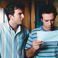 Ficarra legge basito assieme all'amico Picone il risultato del concorso pubblico nel divertente Nati Stanchi