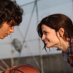 Giuseppe Maggio con Giulia Elettra Gorietti in una vivace scena di Almeno tu nell'universo