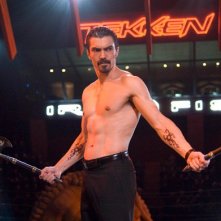 Ian Anthony Dale in una sequenza del filmTekken (2010)