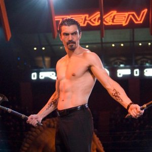 Ian Anthony Dale in una sequenza del filmTekken (2010)