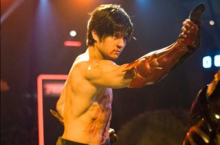 Jon Foo in una sequenza del filmTekken (2010)