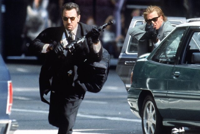 Robert De Niro e Val Kilmer in una sequenza di Heat - La sfida, di Michael Mann