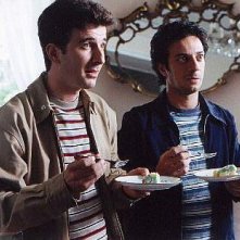 Salvatore Ficarra e Valentino Picone alle prese con una fetta di cassata siciliana in una scena del film Nati Stanchi