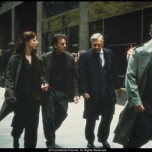 Debi Mazar, Al Pacino, Philip Baker Hall e Christopher Plummer in una scena del film Insider - Dietro la verità di Michael Mann