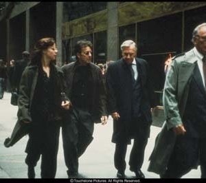 Debi Mazar, Al Pacino, Philip Baker Hall e Christopher Plummer in una scena del film Insider - Dietro la verità di Michael Mann