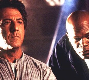 Dustin Hoffman e Samuel L. Jackson in una scena di Sfera