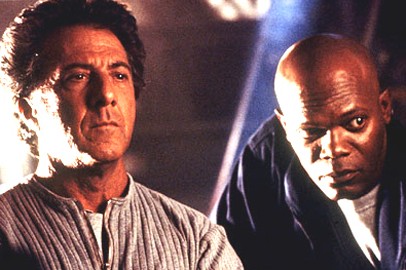 Dustin Hoffman e Samuel L. Jackson in una scena di Sfera