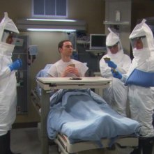 Il cast di Big Bang Theory nell'episodio The Engagement Reaction