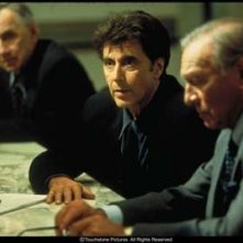 Philip Baker Hall, Al Pacino e Christopher Plummer in una scena del film Insider - Dietro la verità di Michael Mann