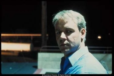 Russell Crowe in un primo piano dal film Insider - Dietro la verità di Michael Mann