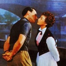 Un bacio romantico tra Gene Kelly e Leslie Caron in Un americano a Parigi
