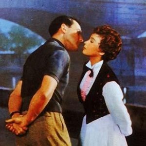 Un bacio romantico tra Gene Kelly e Leslie Caron in Un americano a Parigi