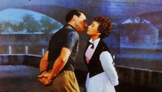 Un bacio romantico tra Gene Kelly e Leslie Caron in Un americano a Parigi