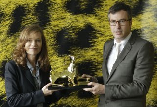 Isabelle Hupper riceve dalle mani del direttore Olivier Pere l'Excellence Award a Locarno