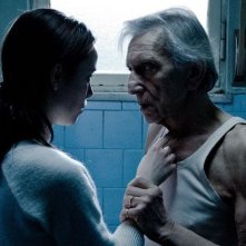 Olimpia Melinte accudisce Roberto Herlitzka in un momento di Sette opere di misericordia