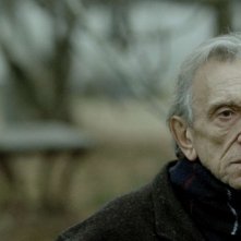 Un intenso primo piano di Roberto Herlitzka, protagonista del drammatico Sette opere di misericordia