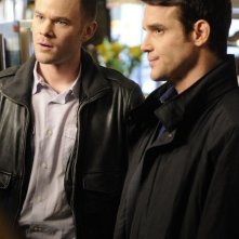 Aaron Ashmore ed Eddie McClintock nell'episodio The New Guy di Warehouse 13