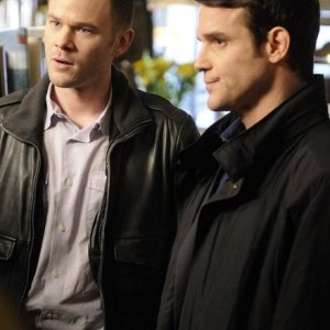 Aaron Ashmore ed Eddie McClintock nell'episodio The New Guy di Warehouse 13