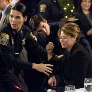 Angie Harmon nell'episodio We Don't Need Another Hero di Rizzoli & Isles