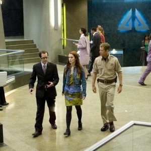 Colin Ferguson, Neil Grayston e Felicia Day in una scena dell'episodio Up in the Air di Eureka