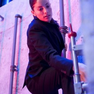 Erica Cerra in una scena dell'episodio Glimpse di Eureka