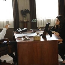 Gerald McRaney e Sarah Shahi in una scena dell'episodio Benched di Fairly Legal