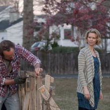 John Benjamin Hickey e Cynthia Nixon in una scena dell'episodio Losing Patients di The Big C