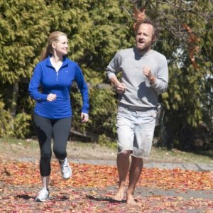 John Benjamin Hickey e Laura Linney in una scena dell'episodio Losing Patients di The Big C