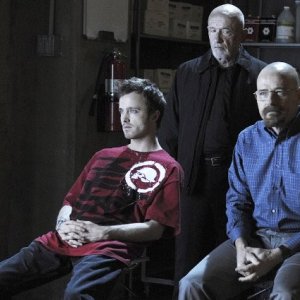 Jonathan Banks, Bryan Cranston ed Aaron Paul in una scena dell'episodio Box Cutter di Breaking Bad