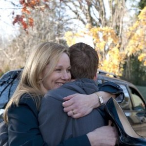 Laura Linney e Gabriel Basso nell'episodio Losing Patients di The Big C