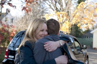 Laura Linney e Gabriel Basso nell'episodio Losing Patients di The Big C