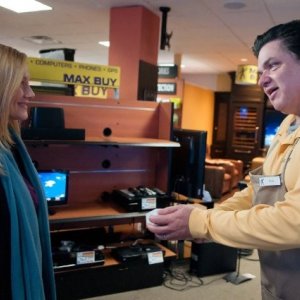 Laura Linney ed Oliver Platt nell'episodio Cats and Dogs di The Big C