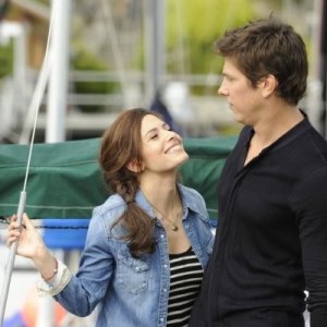 Michael Trucco e Sarah Shahi in una scena dell'episodio Bo Me Once di Fairly Legal