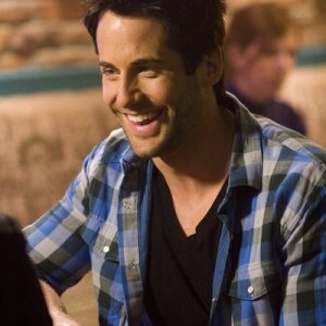 Niall Matter in una scena dell'episodio Up in the Air di Eureka