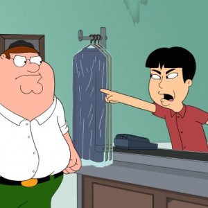 Peter con Mr Washy Washy in una scena del quattordicesimo episodio della stagione 9 de I Griffin
