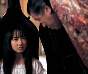 Rie Kuwana in una scena di Strange Circus di Sion Sono