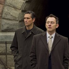James Caviezel e Michael Emerson in una scena del pilot di Person of Interest