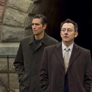 James Caviezel e Michael Emerson in una scena del pilot di Person of Interest